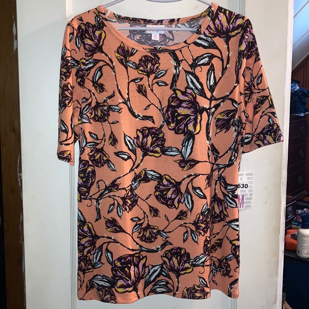NWT LuLaRoe M Gigi Top